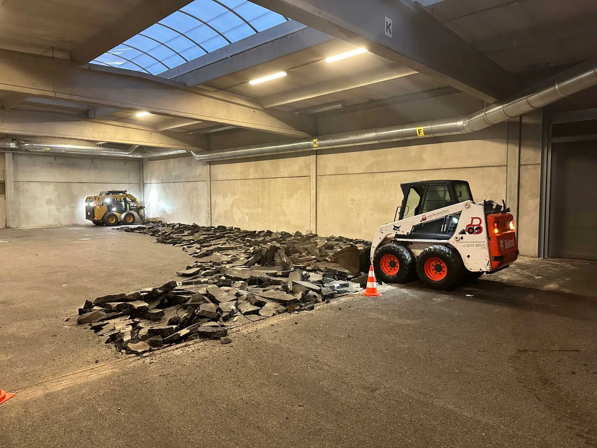 Asfalt verharding slopen in fabriekshal