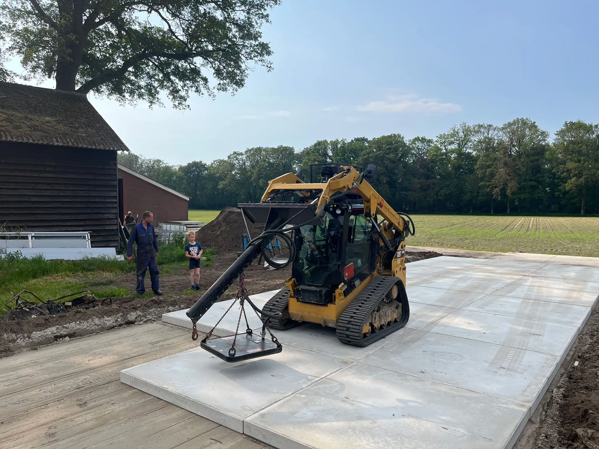 Zandbaan profileren en betonplaten leggen