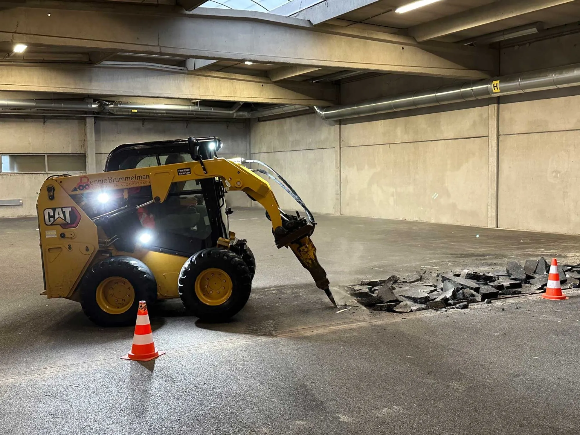 Asfalt verharding slopen in fabriekshal