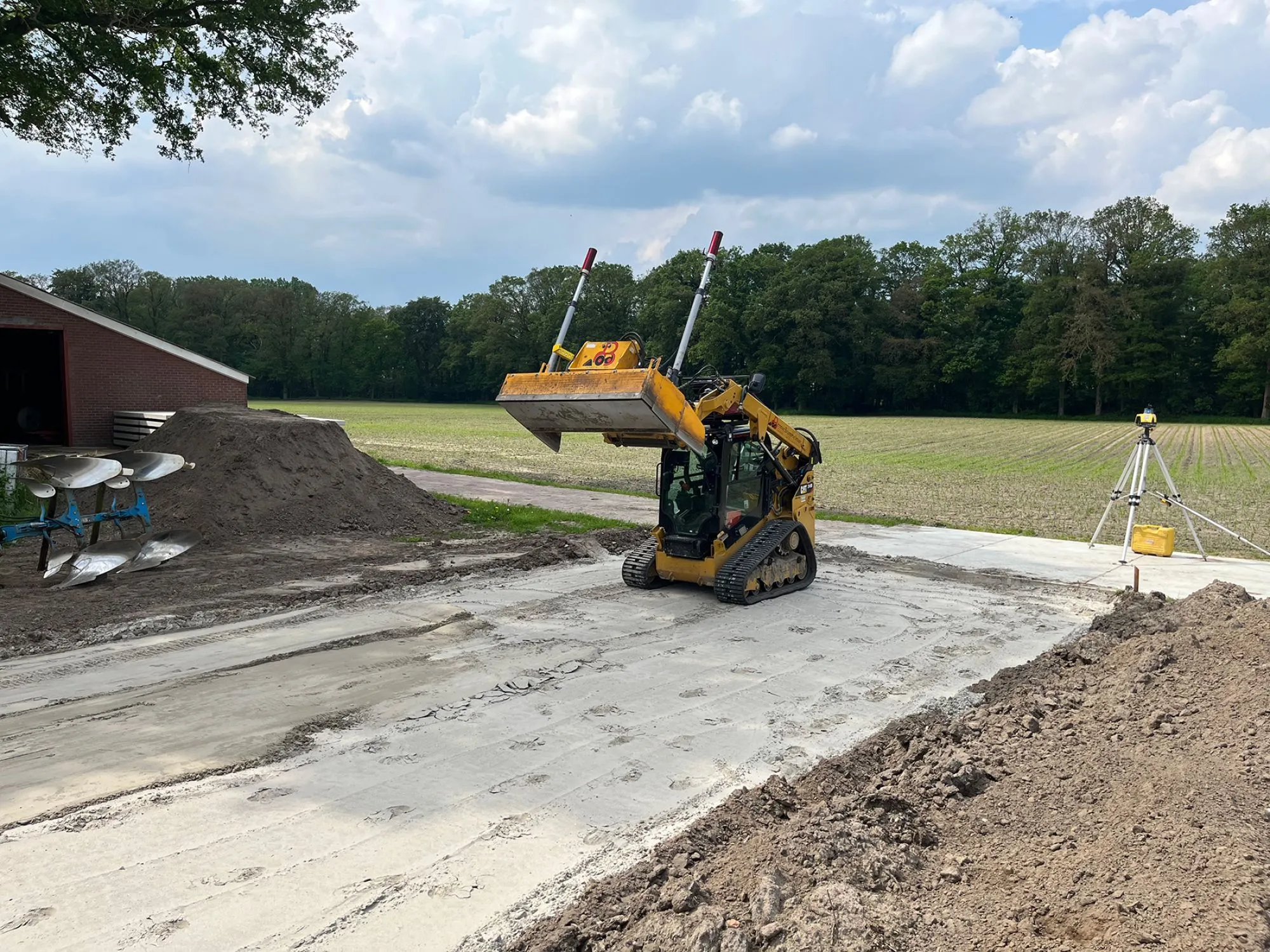 Zandbaan profileren en betonplaten leggen